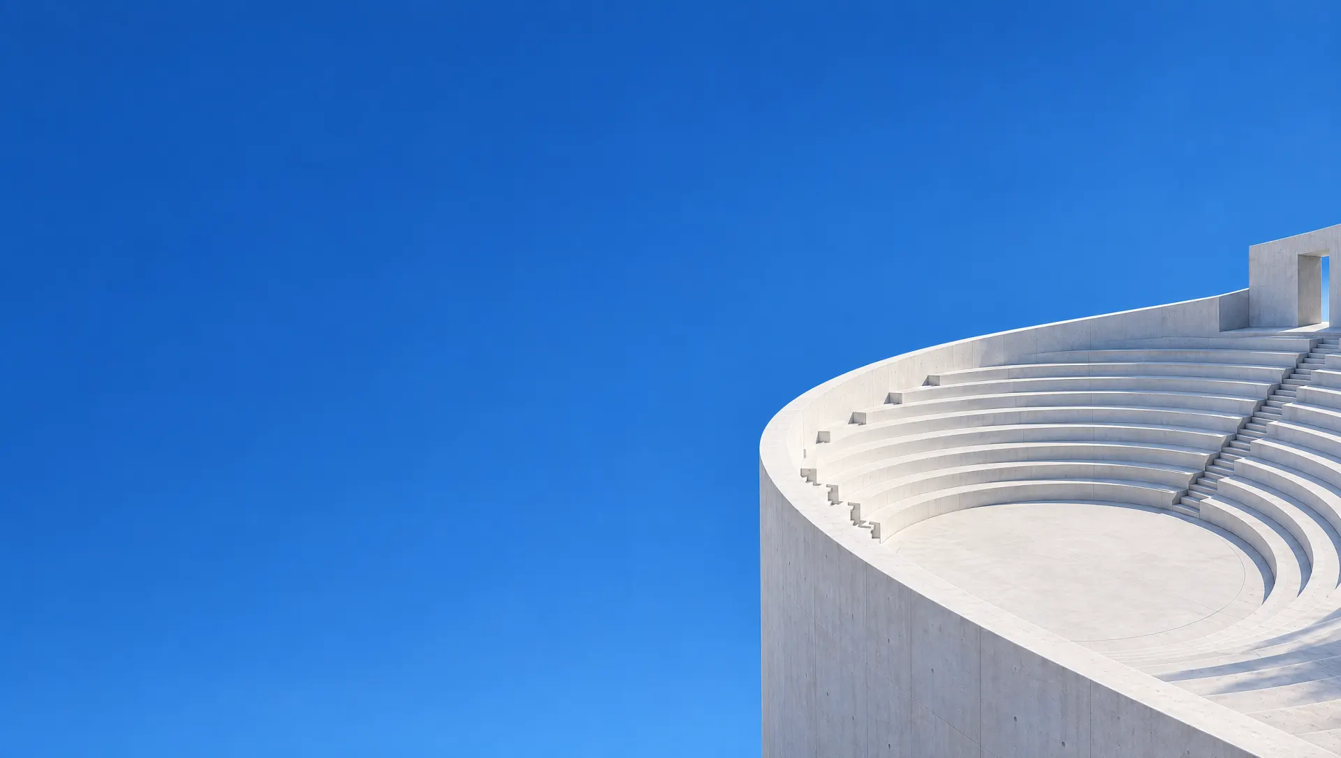 Rand einer weißen Arena vor blauem Himmel